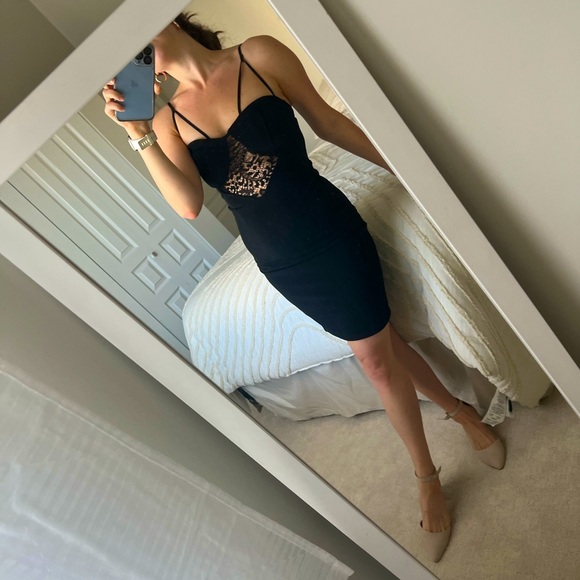 Bodycon dress with lace detail - Picture 2 of 3